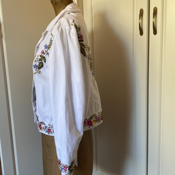 VINTAGE 100% COTTON WHITE FLORAL EMBROIDERED, LINED JACKET. - Picture 2 of 15